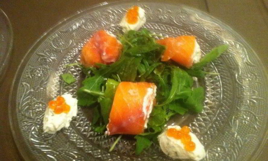 Рецепт рулетиков из копченого лосося