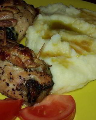 Рулетики из курицы со шпинатом и картофельное пюре