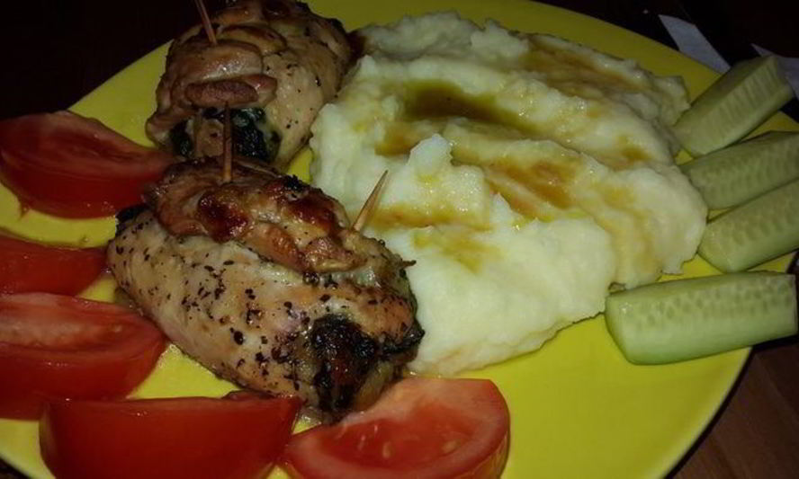 Рецепт рулетиков из курицы со шпинатом и картофельное пюре