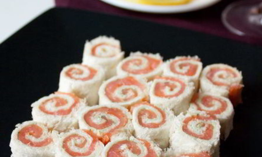 Рецепт рулетиков из лосося с белым хлебом и сливочным сыром