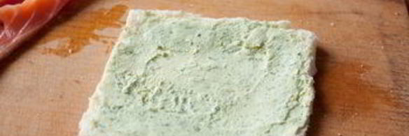 рулетики из лосося с белым хлебом и сливочным сыром