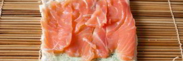 рулетики из лосося с белым хлебом и сливочным сыром