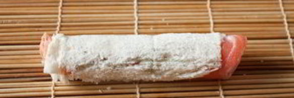 рулетики из лосося с белым хлебом и сливочным сыром