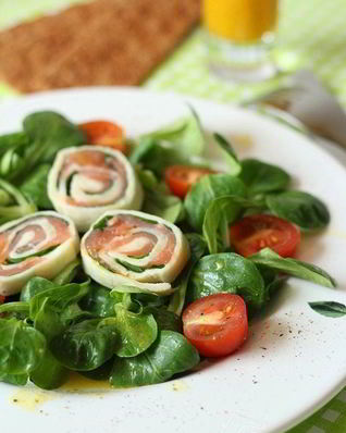 Рулетики из моцареллы с семгой на рукколе