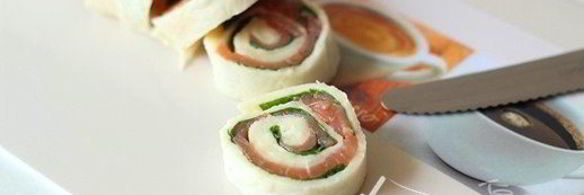 рулетики из моцареллы с семгой на рукколе