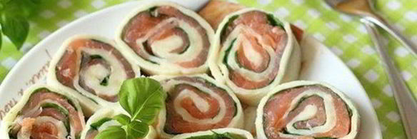 рулетики из моцареллы с семгой на рукколе