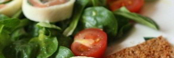 рулетики из моцареллы с семгой на рукколе