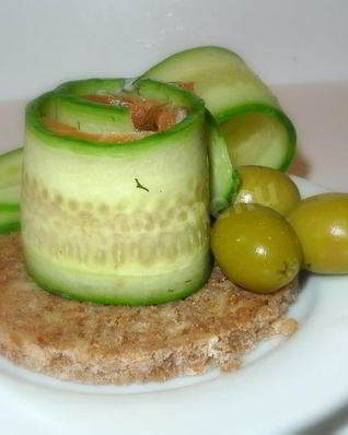 Рулетики из огурцов и семги