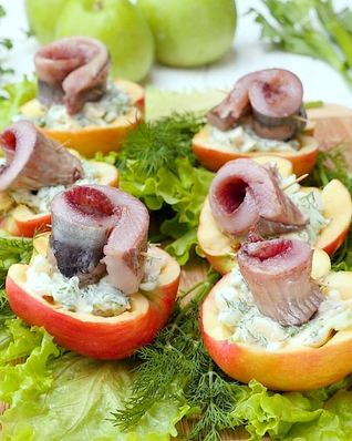 Рулетики из сельди в яблоках