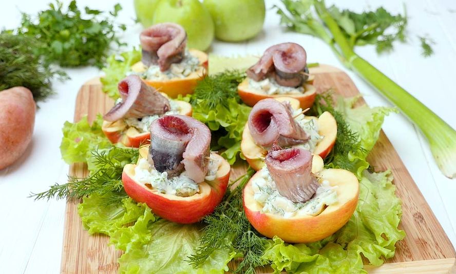 Рецепт рулетиков из сельди в яблоках