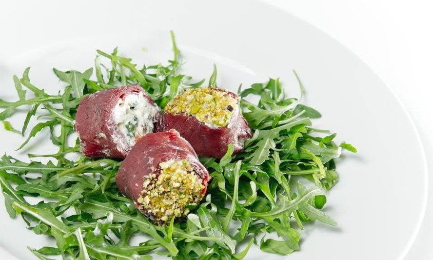 Рецепт рулетиков с брезаолой, рикоттой и вялеными помидорами