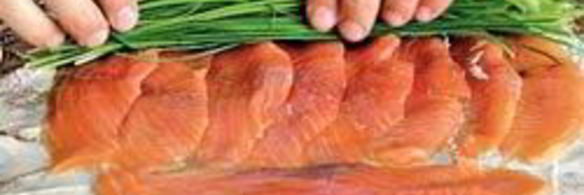 рулетики с копченым лососем