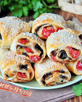 Рулетики с томатами и грибами