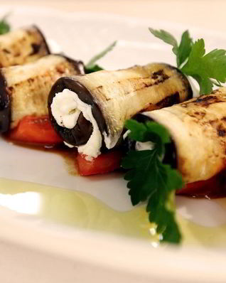 Рулетики с творожным сыром из обжаренных баклажанов