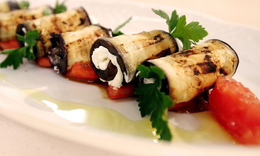 Рецепт рулетиков с творожным сыром из обжаренных баклажанов