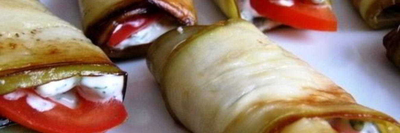 Рулеты из баклажанов с помидорами