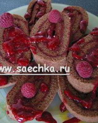 Шоколадный рулет с малиной