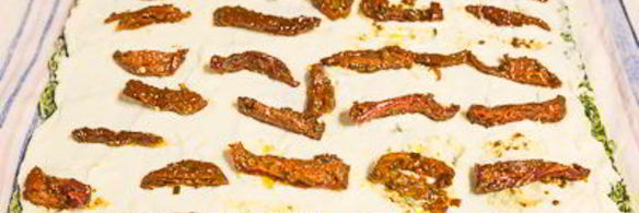 шпинатный рулет с вялеными томатами