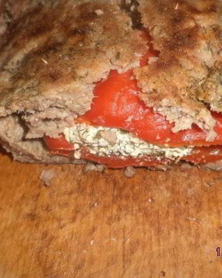 Сочный рулет из фарша с фаршированным перцем