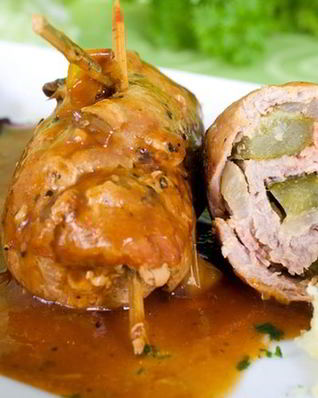 Свиные рулетики с яблоком и беконом