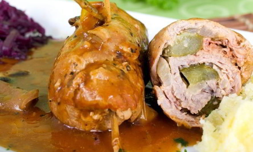 Рецепт свиных рулетиков с яблоком и беконом