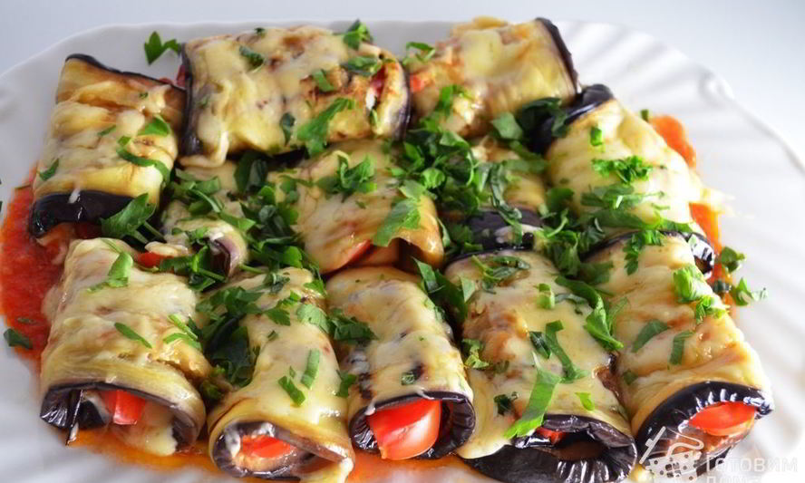 Рецепт теплых баклажановых рулетиков под соусом итальяшки