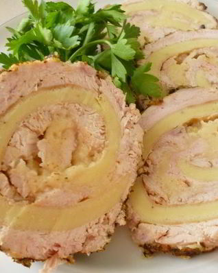 Вареный куриный рулет