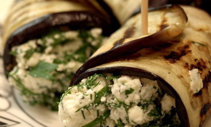 Рецепт экспресса рулетики из баклажан с зеленым творогом