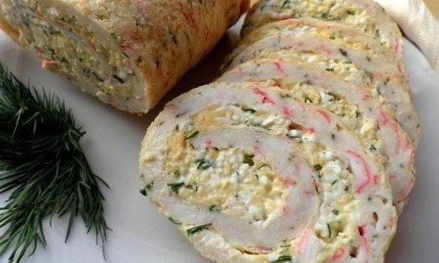 Рецепт закусочного рулета из крабовых палочек с сыром
