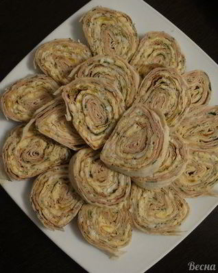 Закусочный рулет из лаваша с паштетом