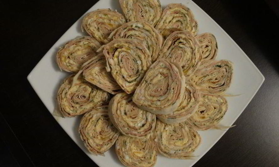 Рецепт закусочного рулета из лаваша с паштетом