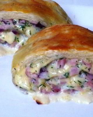 Закусочные рулетики из слоеного теста с ветчиной и сыром