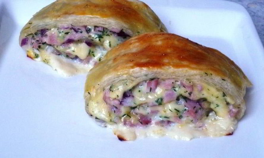 Рецепт закусочных рулетиков из слоеного теста с ветчиной и сыром