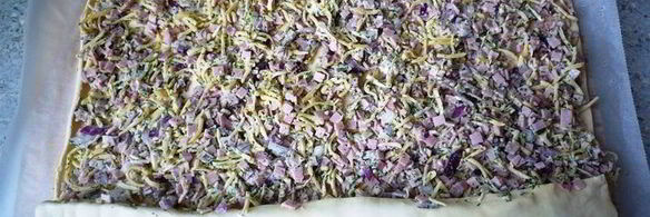 закусочные рулетики из слоеного теста с ветчиной и сыром