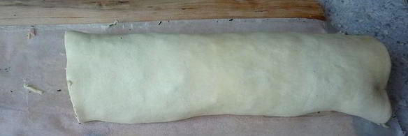 закусочные рулетики из слоеного теста с ветчиной и сыром