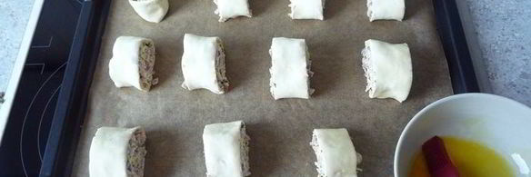 закусочные рулетики из слоеного теста с ветчиной и сыром