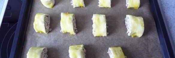 закусочные рулетики из слоеного теста с ветчиной и сыром