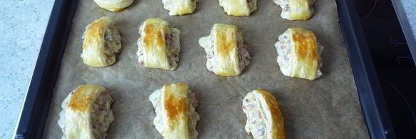 закусочные рулетики из слоеного теста с ветчиной и сыром