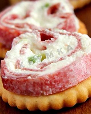 Закусочные рулетики из сыра и салями