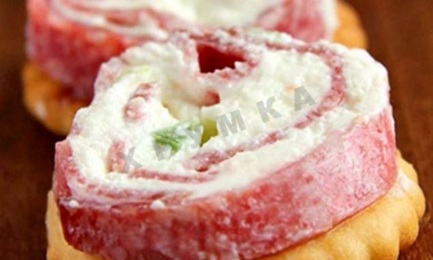 Рецепт закусочных рулетиков из сыра и салями