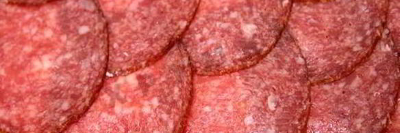 закусочные рулетики из сыра и салями