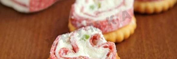 закусочные рулетики из сыра и салями