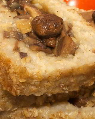 Запеченный овсяный рулет с грибной начинкой