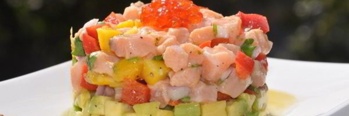 Севиче из красной рыбы, авокадо и манго