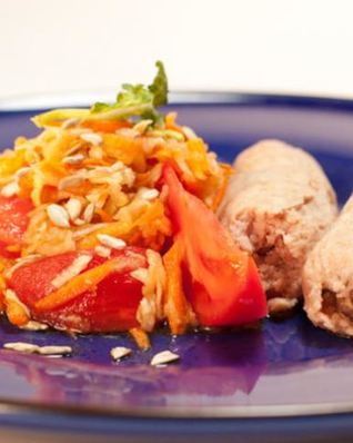 Сосиски в стиле лайт с салатом из кольраби