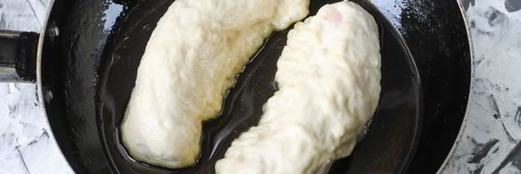 сосиски в тесте на сковороде