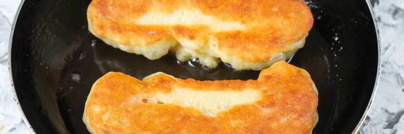 сосиски в тесте на сковороде