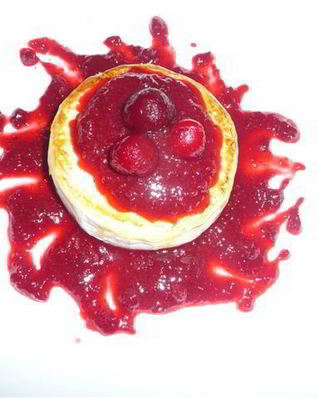 Сыр камамбер в ягодном соусе с вяленой вишней