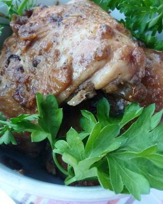 Томленые куриные бедра, маринованные в квасе