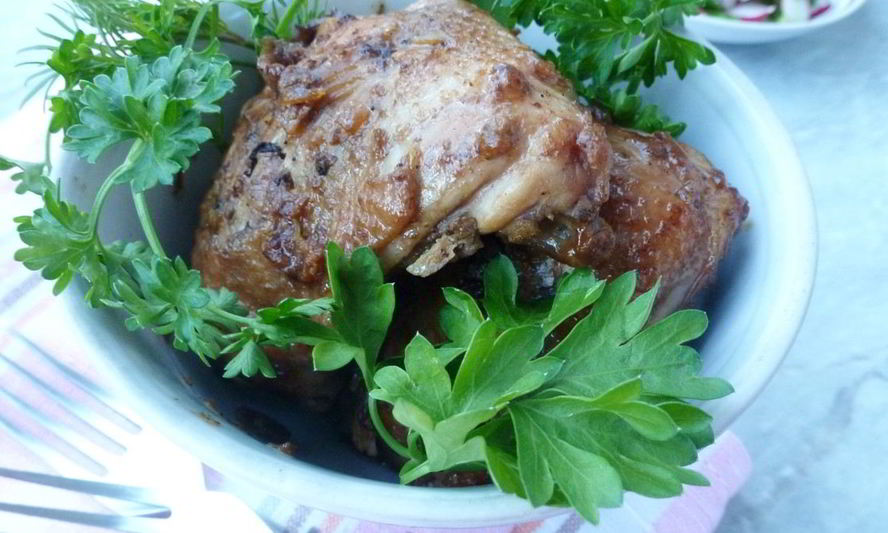 Рецепт томленых куриных бедер, маринованных в квасе